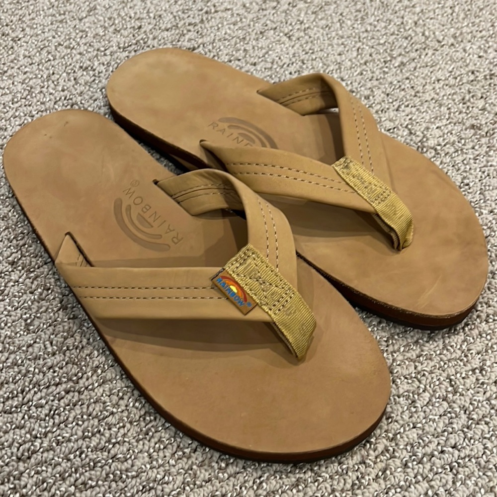 NWOT Men’s Rainbow Sandals - Size S